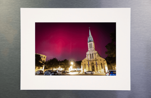 Photo d'aurore boréale derrière l'église de Fontaines sur Saône