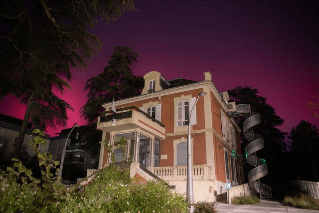 Photo d'aurore boréale derrière la mairie de Fontaines-sur-Saône 1
