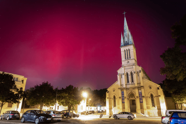 Photo d'aurore boréale derrière l'église de Fontaines sur Saône