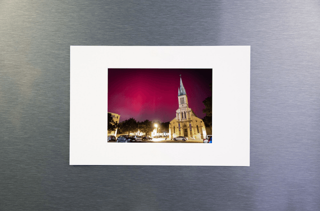 Photo d'aurore boréale derrière l'église de Fontaines sur Saône