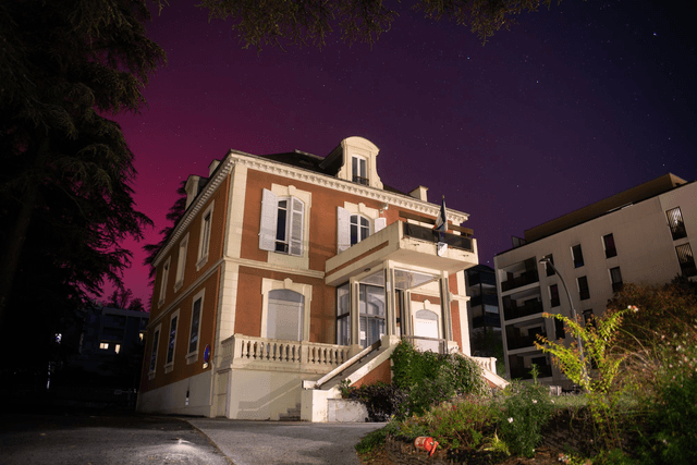 Photo d'aurore boréale derrière la mairie de Fontaines-sur-Saône 2
